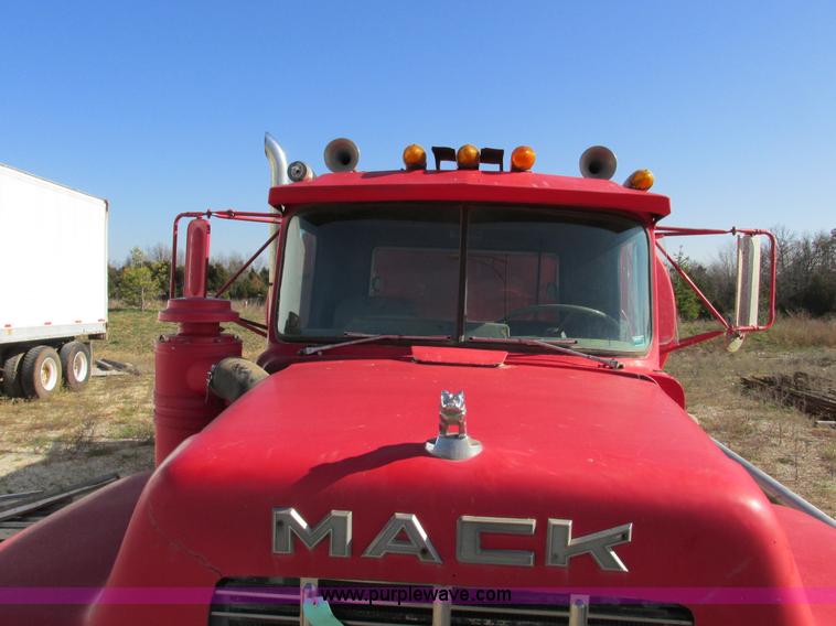 image for item F4065 1985 Mack RD686S water tank truck