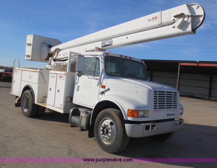 image for item F6539 1993 International 4700 bucket truck