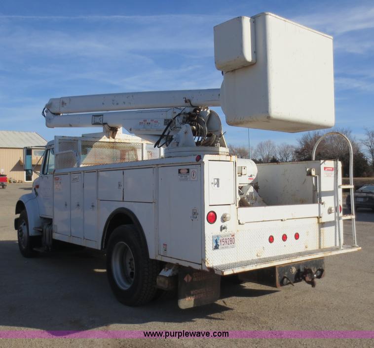 image for item F6539 1993 International 4700 bucket truck