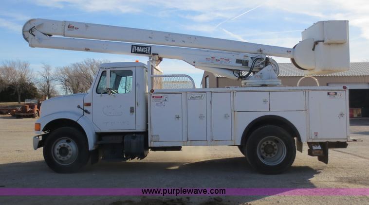 image for item F6539 1993 International 4700 bucket truck