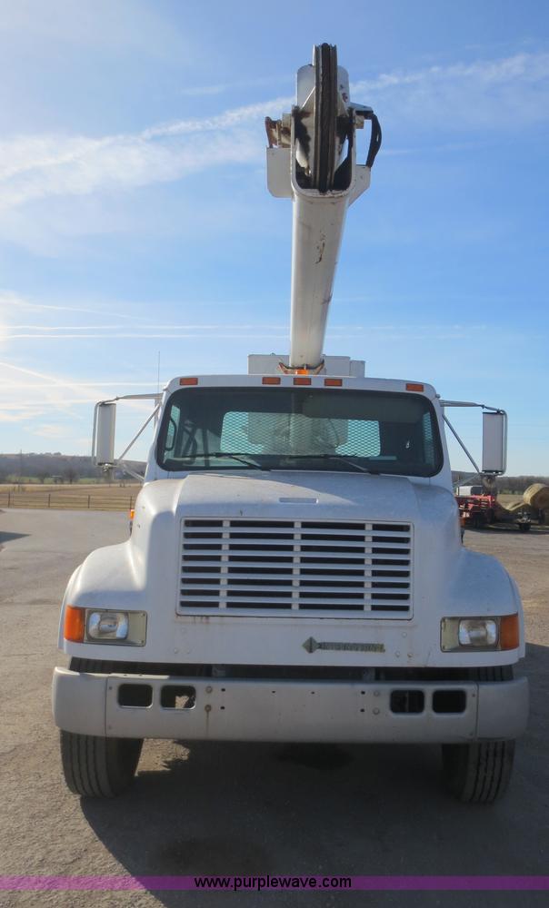 image for item F6539 1993 International 4700 bucket truck