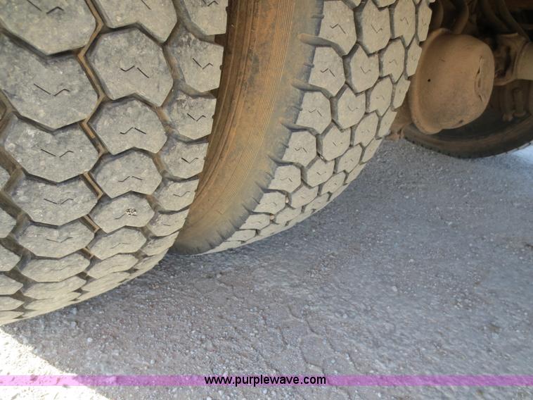 image for item F6539 1993 International 4700 bucket truck