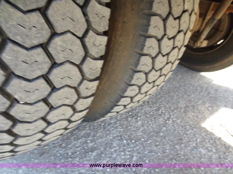 image for item F6539 1993 International 4700 bucket truck