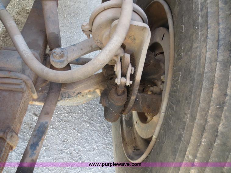 image for item F6539 1993 International 4700 bucket truck