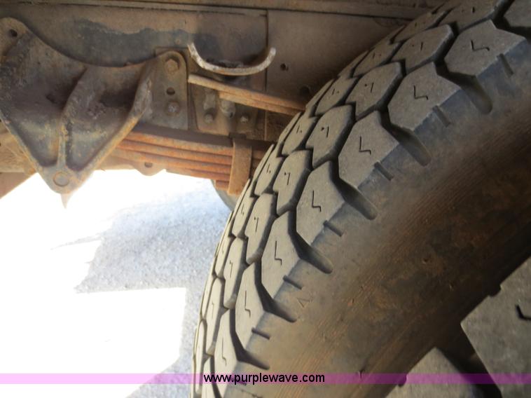 image for item F6539 1993 International 4700 bucket truck