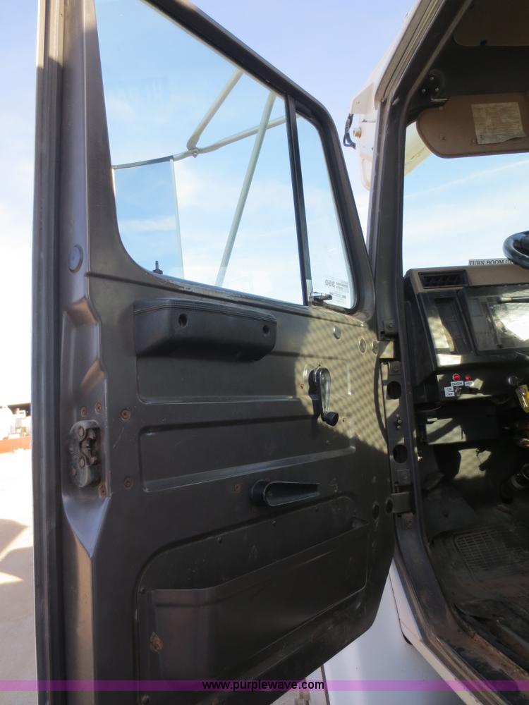 image for item F6539 1993 International 4700 bucket truck