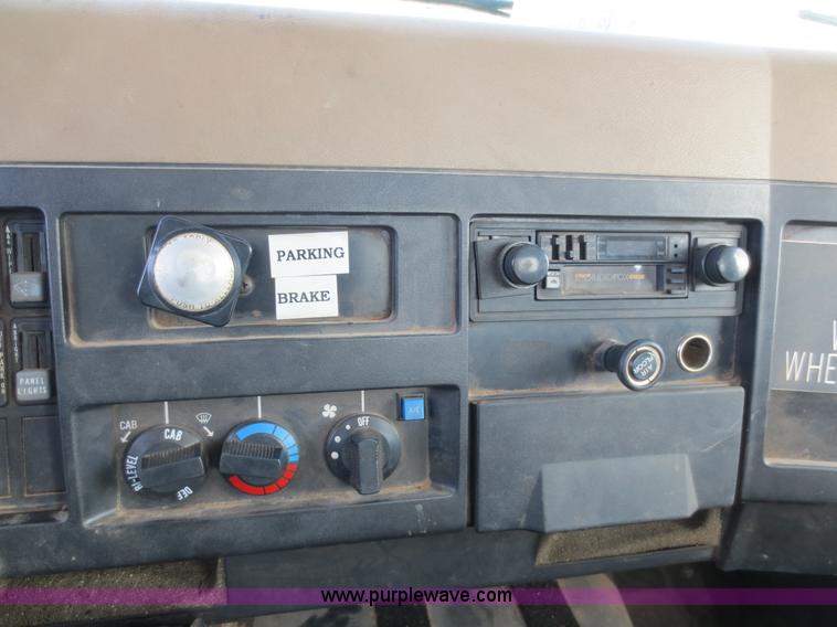 image for item F6539 1993 International 4700 bucket truck