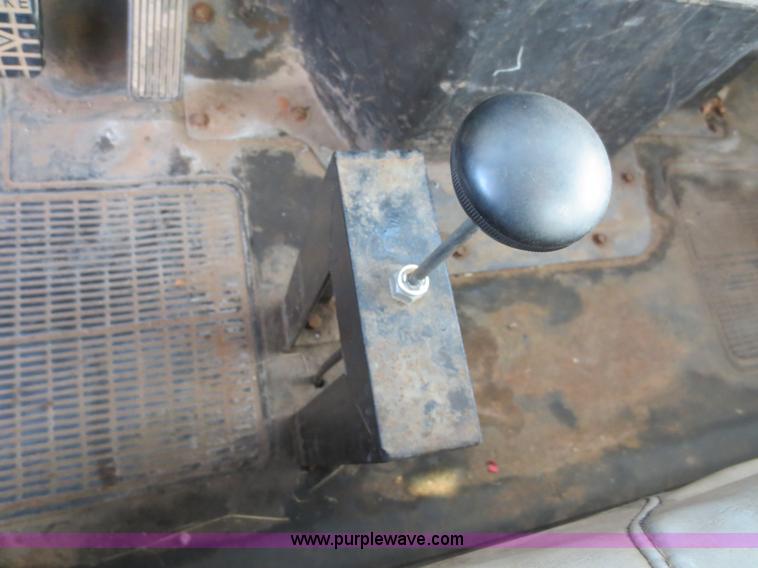 image for item F6539 1993 International 4700 bucket truck