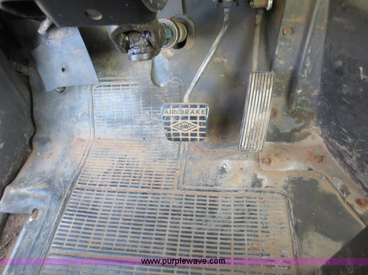 image for item F6539 1993 International 4700 bucket truck