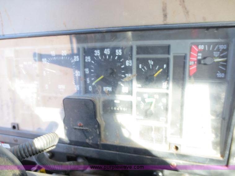 image for item F6539 1993 International 4700 bucket truck