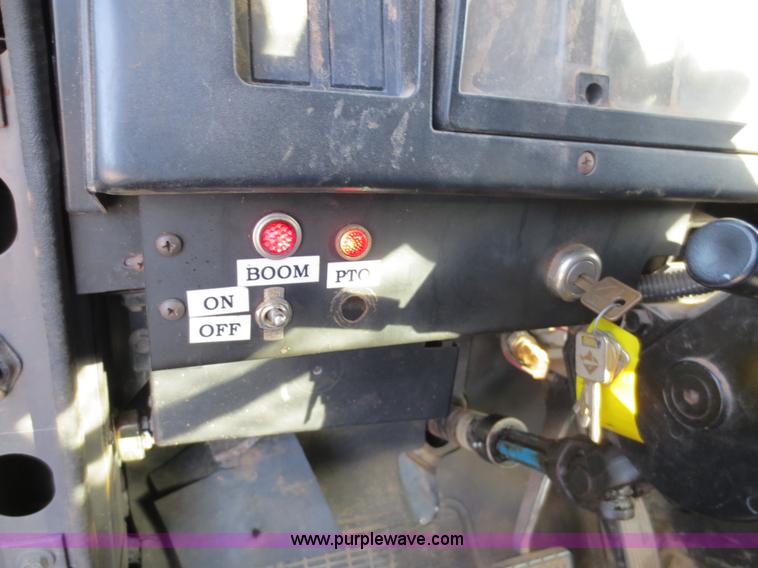 image for item F6539 1993 International 4700 bucket truck