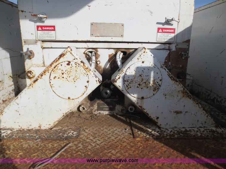 image for item F6539 1993 International 4700 bucket truck