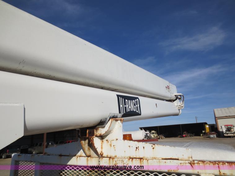 image for item F6539 1993 International 4700 bucket truck