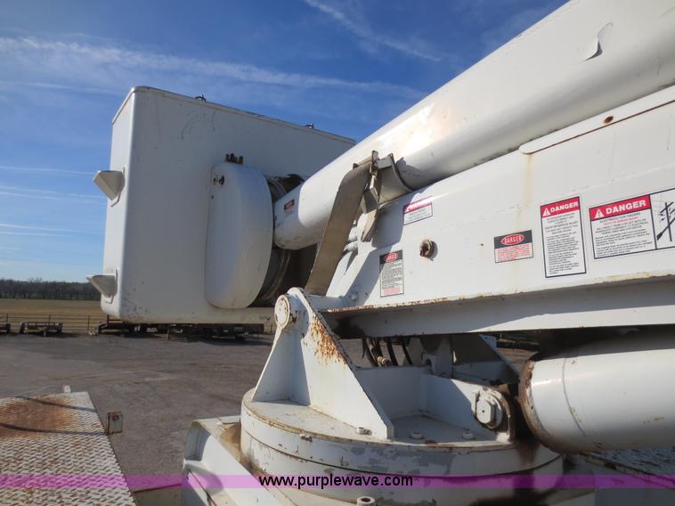 image for item F6539 1993 International 4700 bucket truck