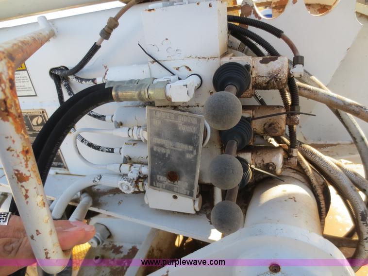 image for item F6539 1993 International 4700 bucket truck