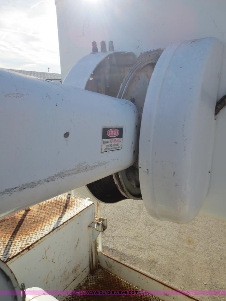 image for item F6539 1993 International 4700 bucket truck