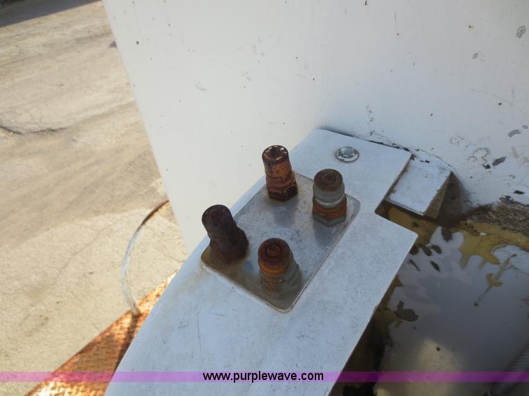 image for item F6539 1993 International 4700 bucket truck