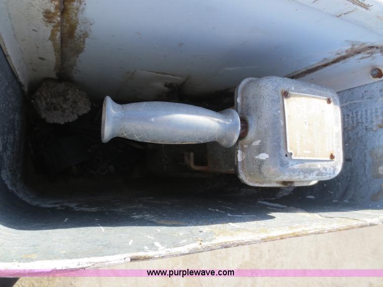 image for item F6539 1993 International 4700 bucket truck