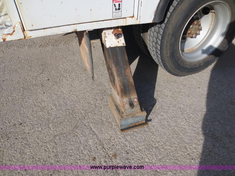 image for item F6539 1993 International 4700 bucket truck