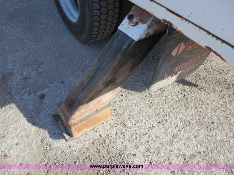 image for item F6539 1993 International 4700 bucket truck