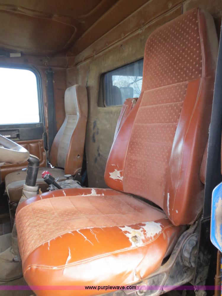 image for item F6549 1990 Freightliner FLD dump truck