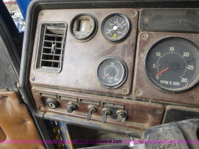 image for item F6549 1990 Freightliner FLD dump truck