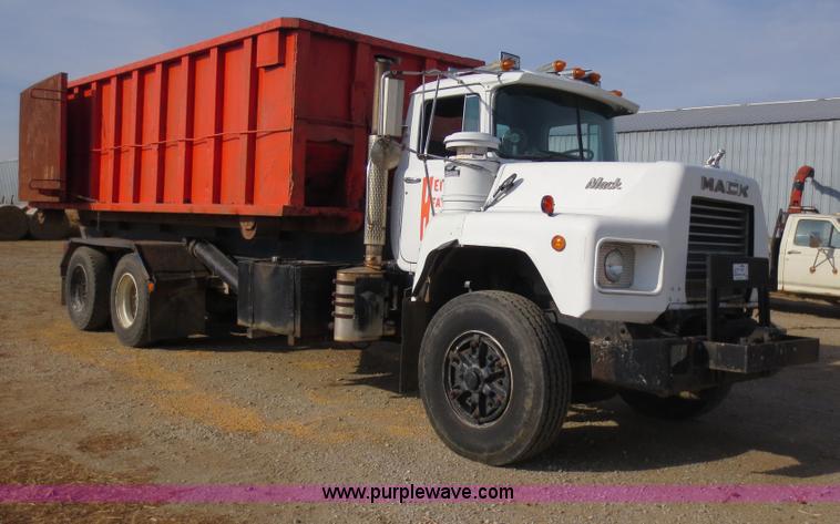 image for item F6557 1990 Mack DM690S roll-off truck