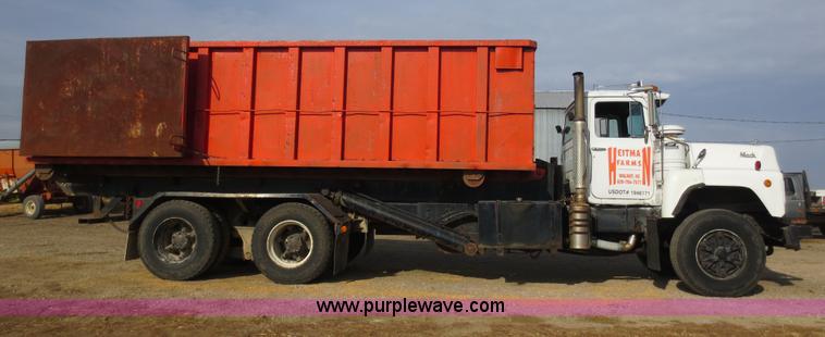 image for item F6557 1990 Mack DM690S roll-off truck