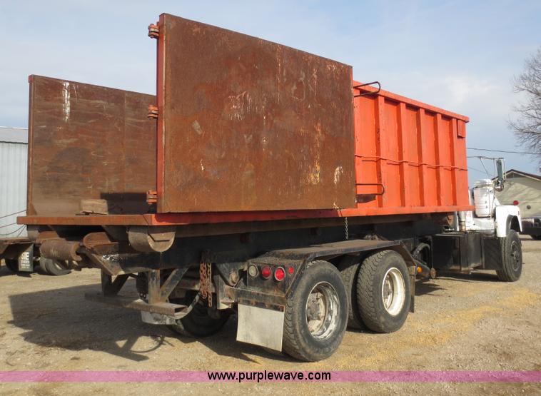 image for item F6557 1990 Mack DM690S roll-off truck
