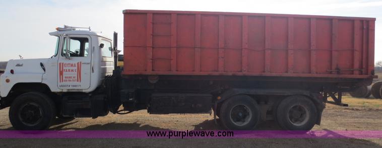 image for item F6557 1990 Mack DM690S roll-off truck