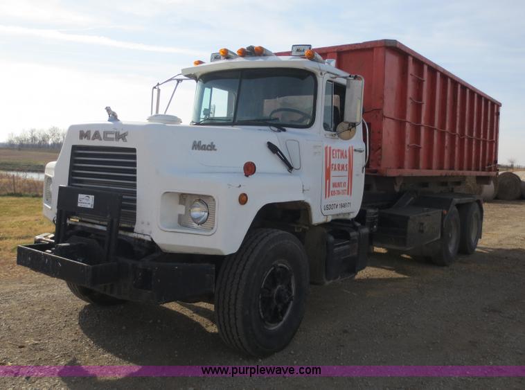 image for item F6557 1990 Mack DM690S roll-off truck