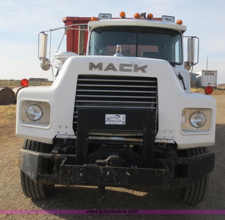 image for item F6557 1990 Mack DM690S roll-off truck