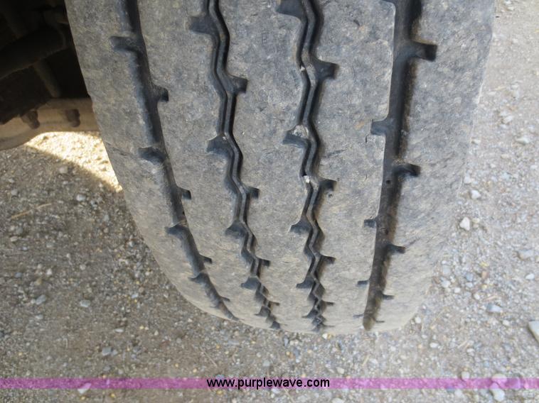 image for item F6557 1990 Mack DM690S roll-off truck