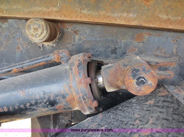 image for item F6557 1990 Mack DM690S roll-off truck