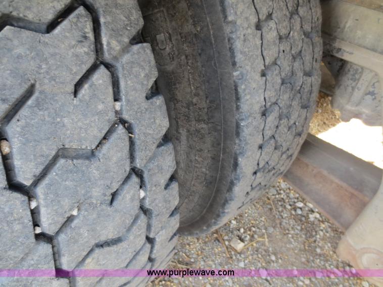 image for item F6557 1990 Mack DM690S roll-off truck