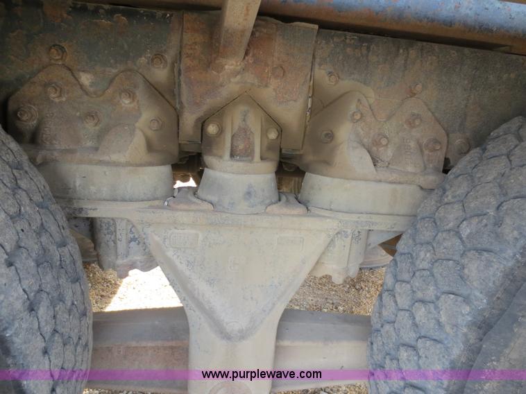 image for item F6557 1990 Mack DM690S roll-off truck