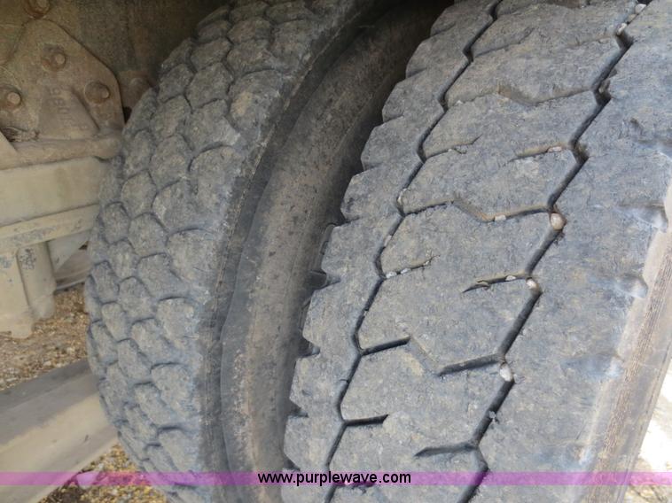 image for item F6557 1990 Mack DM690S roll-off truck