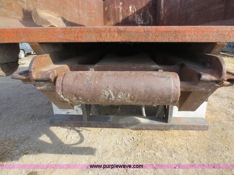 image for item F6557 1990 Mack DM690S roll-off truck