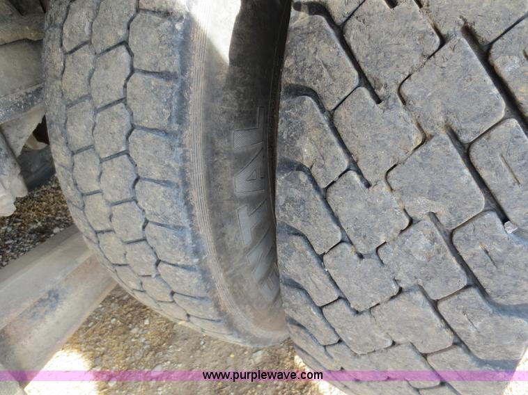 image for item F6557 1990 Mack DM690S roll-off truck