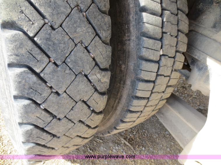 image for item F6557 1990 Mack DM690S roll-off truck