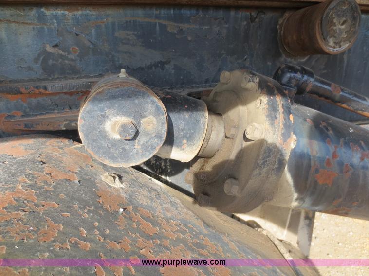 image for item F6557 1990 Mack DM690S roll-off truck