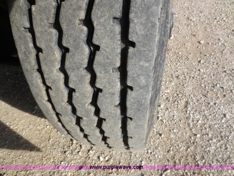 image for item F6557 1990 Mack DM690S roll-off truck