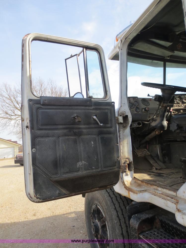 image for item F6557 1990 Mack DM690S roll-off truck