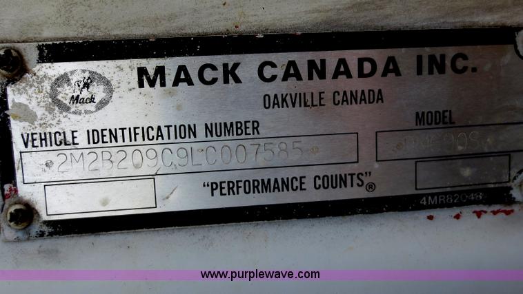 image for item F6557 1990 Mack DM690S roll-off truck