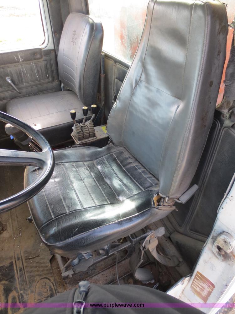 image for item F6557 1990 Mack DM690S roll-off truck