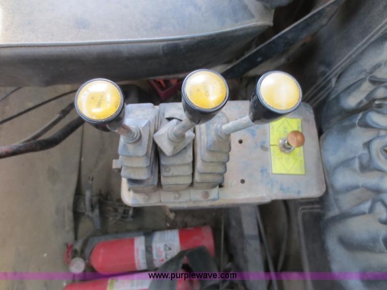 image for item F6557 1990 Mack DM690S roll-off truck