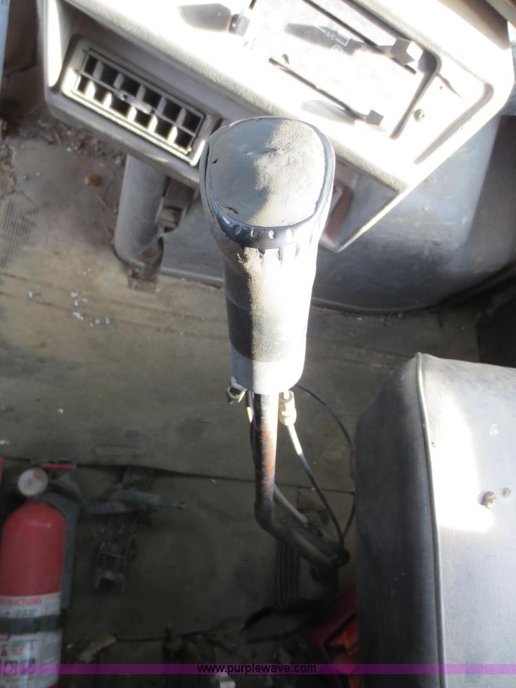 image for item F6557 1990 Mack DM690S roll-off truck