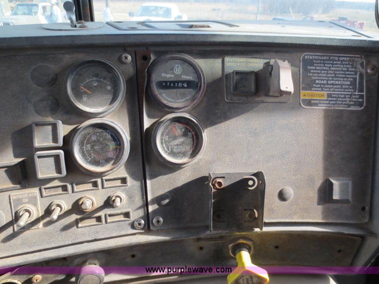 image for item F6557 1990 Mack DM690S roll-off truck