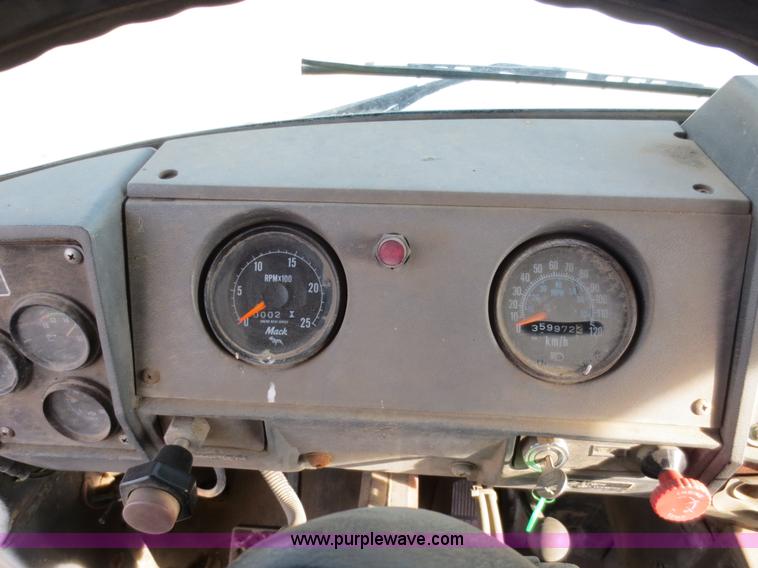 image for item F6557 1990 Mack DM690S roll-off truck