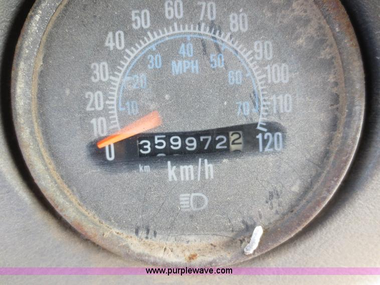 image for item F6557 1990 Mack DM690S roll-off truck